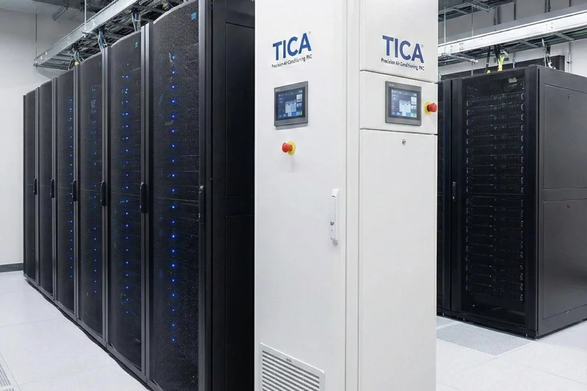Climatiseur de précision installé entre les baies de serveurs dans un datacenter