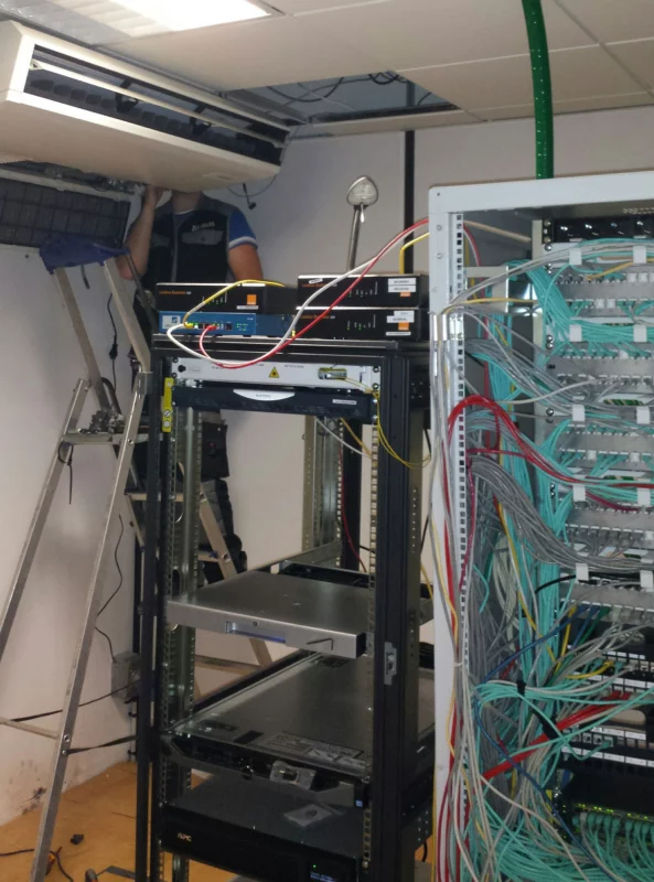 salle_informatique_moderne_avec_baies_de_serveurs