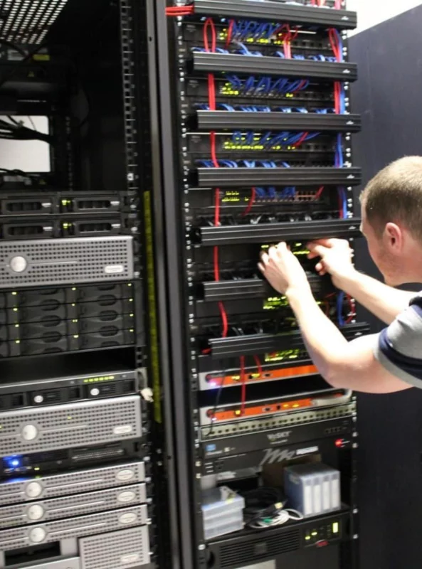 salle_informatique_quip_e_de_racks_et_c_blage_r_seau